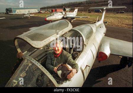 Glasgow Mann, Geoff Rosenbloom, mit einigen der alten sowjetischen Düsenflugzeug, das, die er aus dem sowjetischen Block Flughafens Cumbernauld importiert Stockfoto