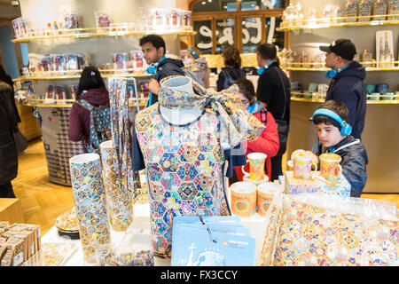 Touristen, At, Geschenke Shop, kaufen, Souvenir, Antoni Gaudi, Casa Batllo, Haus entlang Passeig de Gracia Straße, boulevard Barcelona, Katalonien, Spanien, Europa. Stockfoto