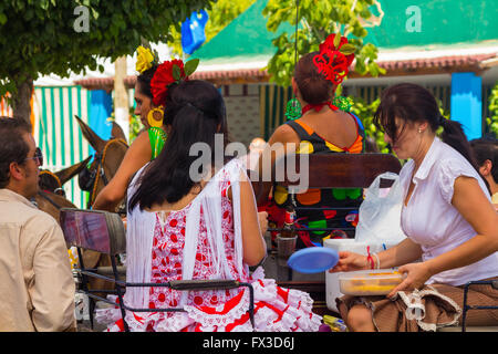 ANDUJAR, Spanien - September, 6: Frauen typisch sevillanischen Flamenca passt, zu Fuß, im Auto auf der Pferdemesse auf 6. September 2014 Stockfoto