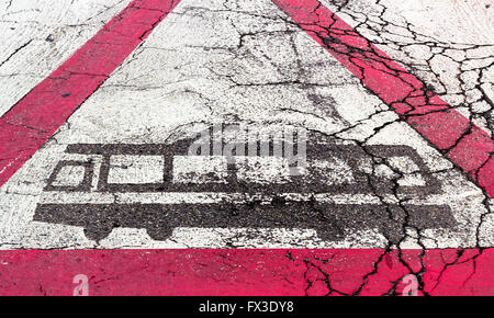 Signal-Straßenbahn in die Stadt, Detail einer Signal-Warnung Passage öffentlicher Verkehrsmittel auf Asphalt. Stockfoto