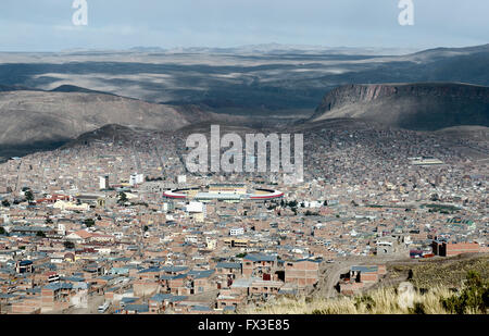 Panoramablick von Potosi (UNESCO) umgeben von den Anden in Bolivien - eine der höchstgelegenen Städte der Welt (4070m). Stockfoto