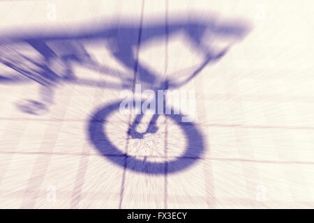 Retro-getönten Bewegung verwischt Schatten eines Teenagers mit dem bmx-Fahrrad. Stockfoto