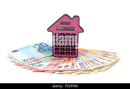 Ein Rechner in der Form eines Hauses auf Euro-Banknoten Stockfoto