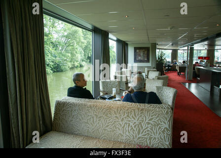 Rhein Fluss Bootsfahrt. Innere des dem Kreuzfahrt-Schiff Stockfoto