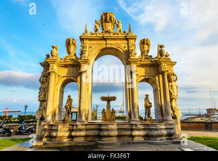 Immacolata Brunnen am Meer in Neapel Stockfoto