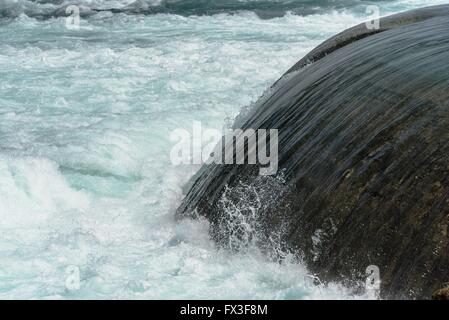 Frühling schnelles fließendes Wasser vom Mann gemacht Kanal Häfen entlang der Stromschnellen des Niagara River. Stockfoto