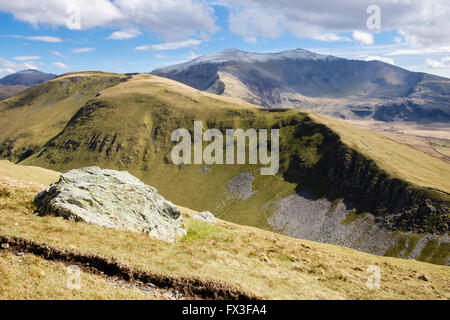 In Moel Cynghorion und schneebedeckten Mount Snowdon jenseits von Weg Foel Goch in Snowdonia National Park (Eryri). Gwynedd Wales UK Stockfoto