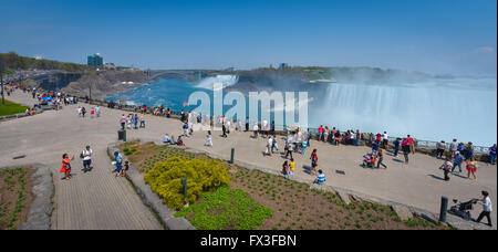 Niagara Falls, Ontario, Kanada, 9. Mai 2015.  Sommerliche Wetter zieht Einheimische, Reisende und Touristen gleichermaßen. Stockfoto