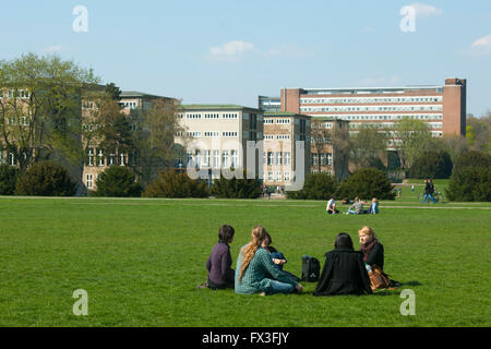 Köln, Sülz, Universitätsstrasse, Universität Zu Köln, Universitätsgebäude bin Grüngürtels. Stockfoto