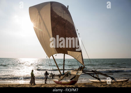 Blick auf traditionelle Fischerei Auslegerboot (Oruva) mit Segel am Strand von Negombo, Sri Lanka Stockfoto
