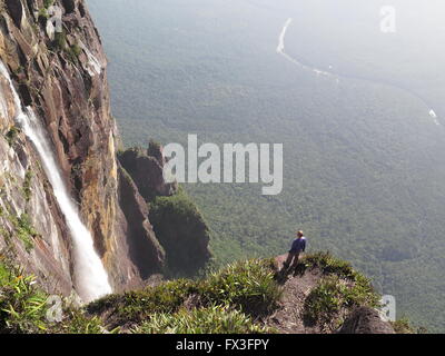 Männer stehen in der Nähe von den Angel Falls Wasserfall in Venezuela. Stockfoto