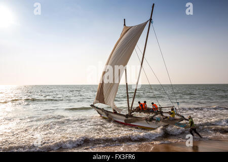 Blick auf traditionelle Fischerei Auslegerboot (Oruva) mit Segel am Strand von Negombo, Sri Lanka Stockfoto