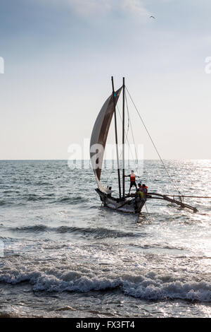 Blick auf traditionelle Fischerei Auslegerboot (Oruva) mit Segel am Strand von Negombo, Sri Lanka Stockfoto