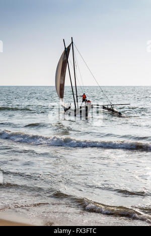 Blick auf traditionelle Fischerei Auslegerboot (Oruva) mit Segel am Strand von Negombo, Sri Lanka Stockfoto