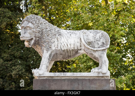 Alten steinernen Löwenstatue in der Toskana, stehend auf der mittelalterlichen Stadtmauer, die die toskanische Dorf von Lucca, Italien umgibt. Stockfoto