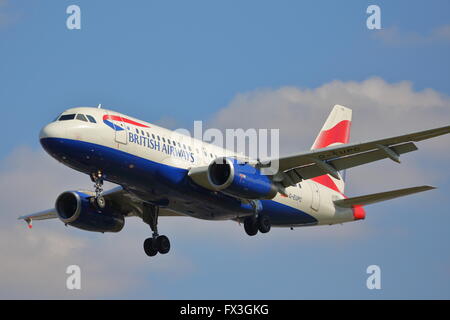 British Airways Airbus A319-131 G-EUPC landet auf dem Flughafen Heathrow, London Stockfoto