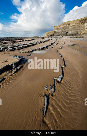 Muster gebildet durch Sand und Gesteinsschichten in einem Strand der Glamorgan Küste in der Nähe von Nash Point South Wales UK ausgesetzt Stockfoto