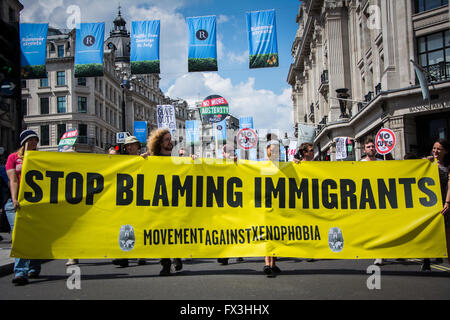 Verteidigung Immigranten auf "No mehr Sparmaßnahmen" Protest März, London, 21. Juni 2014 Stockfoto