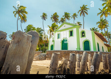 Brasilien-Carneiro Strand Kokosnuss Sand Wasser Sonne klar Stockfoto