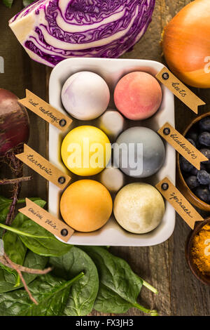 Ostereier bemalt mit natürliche Eierfarbe aus Obst und Gemüse. Stockfoto