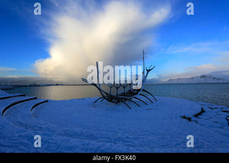 Winterschnee über die Sun Voyager Skulptur, Stadt Reykjavik, Island Stockfoto