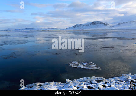 er eingefroren Borgarfjördur Fjord in der Nähe von Borgarnes Stadt, Western Region von Island Stockfoto