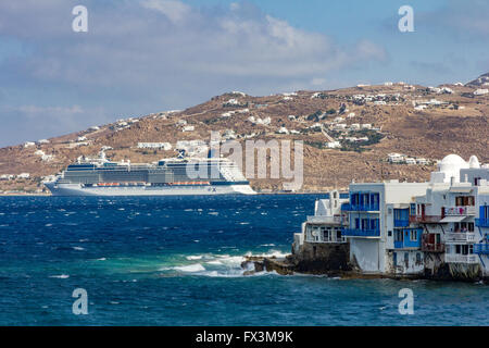 Die Kreuzfahrt überspringen Celebrity Equinox in Mykonos, Griechenland günstig. Stockfoto