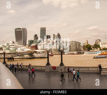 Ein Blick auf die Skyline von London über die Themse von der South Bank mit Gurke, Walkietalkie und Cheesegrater suchen Stockfoto