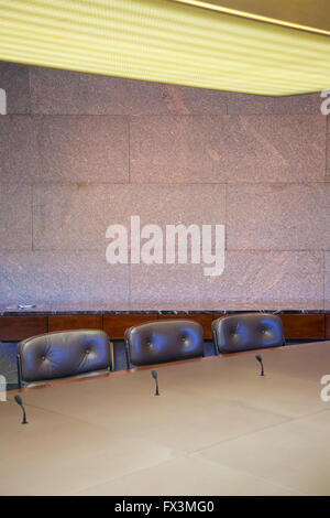Leere Sitze an einem Tisch Board Room. Stockfoto