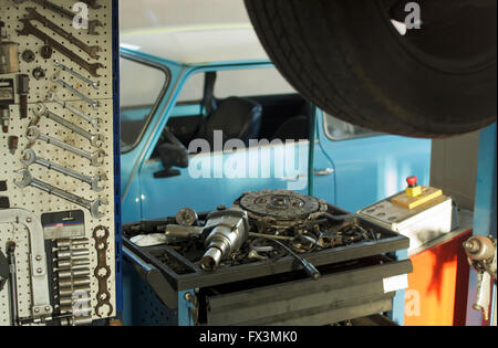 Klassische Mini Cooper in Werkstatt Stockfoto