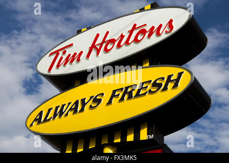 Tim Hortons unterzeichnen außerhalb eines der Restaurants in Kingston, Ontario, am 18. November 2015. Stockfoto