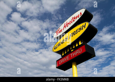 Tim Hortons unterzeichnen außerhalb eines der Restaurants in Kingston, Ontario, am 18. November 2015. Stockfoto