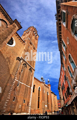 Das imposante bell Turm von Santa Maria Gloriosa dei Frari ('I Frari"), Sestiere di San Polo, Venedig, Italien Stockfoto