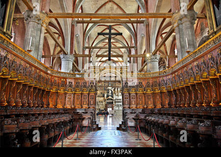 Das hölzerne Chorgestühl (Coro) in Santa Maria Gloriosa dei Frari ('I Frari"), Sestiere di San Polo, Venedig, Italien Stockfoto