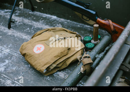 Erste Hilfe Tasche hinten im Auto. Stockfoto