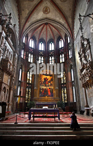 Frau beten in der Chiesa di Santa Maria Gloriosa dei Frari (bekannt als "I Frari") im Sestiere di San Polo, Venedig, Italien. Stockfoto