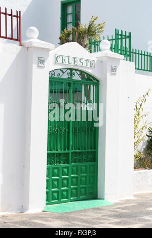 Grüne Tore Tür auf einem spanischen Straße, Lanzarote Spanien, spanische Architektur Konzept Home sweet home, holiday home Schmiedeeisen Stockfoto