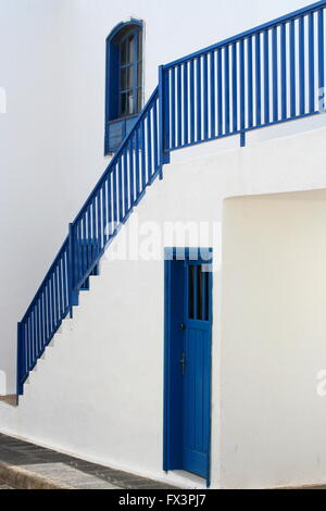 Seitenansicht Blau Treppen und Geländer blaues Fenster und blaue Tür, helle weiße Wand spanisch Straße Lanzarote, Spanisch Konzept, einfache Architektur Spanien Stockfoto