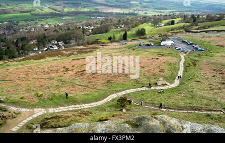 Mit Blick auf die Kuh und Kalb Rock Cafe von der Spitze des Felsen klettern, Ilkley Moor, West Yorkshire, Großbritannien. Stockfoto