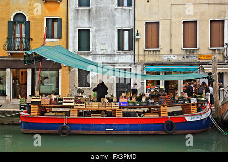 Schwimmende Lebensmittelgeschäft in einen Kanal an ("Bezirk") Sestiere di Dorsoduro, Venedig, Veneto, Italien Stockfoto