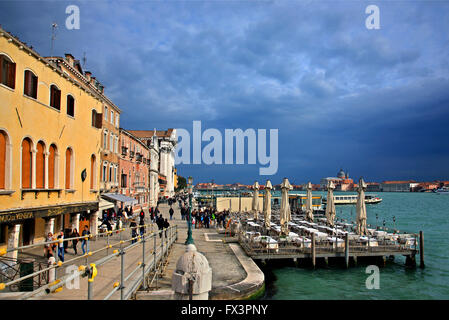 Die Zattere (vollständiger Name "Fondamenta Delle Zattere"), Sestiere di Dorsoduro, Venedig, Veneto, Italien. Stockfoto