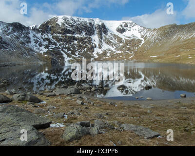 Frühling Schnee am Red Tarn auf Lakelandpoeten, der 3. höchste Berg in England. Lake District National Park. Stockfoto