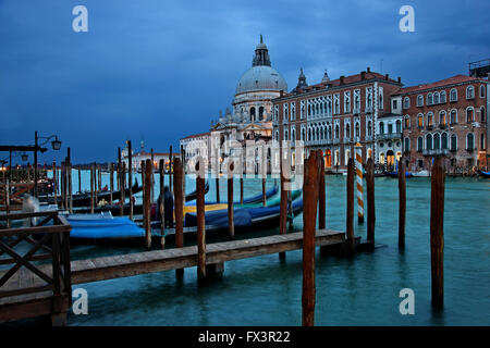 Nacht fällt auf den Canal Grande, Venedig, Italien.  Im Hintergrund, Santa Maria della Salute. Stockfoto