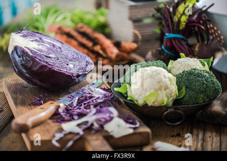 Bauernhof frisches Gemüse vom Markt in sonniges Küche. Negativer Raum für Text. Stockfoto