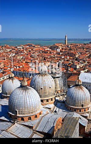 Die Kuppeln der Basilica di San Marco. Blick vom Campanile ("Glockenturm") di San Marco.Venice, Italien. Stockfoto