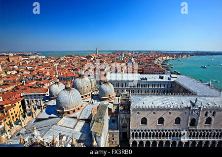 Die Kuppeln der Basilica di San Marco und der Palazzo Ducale. Blick vom Campanile ("Glockenturm") di San Marco.Venice, Italien. Stockfoto