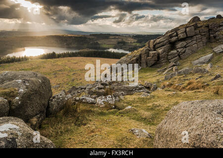 Landschaft-Blick vom Gipfel, dramatischer Himmel über See.  Granitfelsen Bildung in Dartmoor National Park, UK. Stockfoto