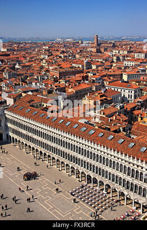 Blick auf Piazza di San Marco (Markusplatz entfernt) aus dem Campanile (Glockenturm), Venedig, Veneto, Italien. Stockfoto