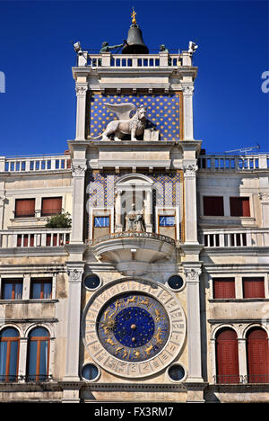 Der Torre Orologio (Uhrturm) in Piazza di San Marco (Markusplatz entfernt), Venedig, Veneto, Italien. Stockfoto