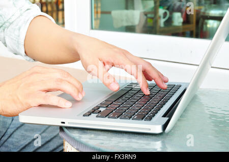 Business Mannhände beschäftigt mit Laptop für den Einsatz als illustration Stockfoto